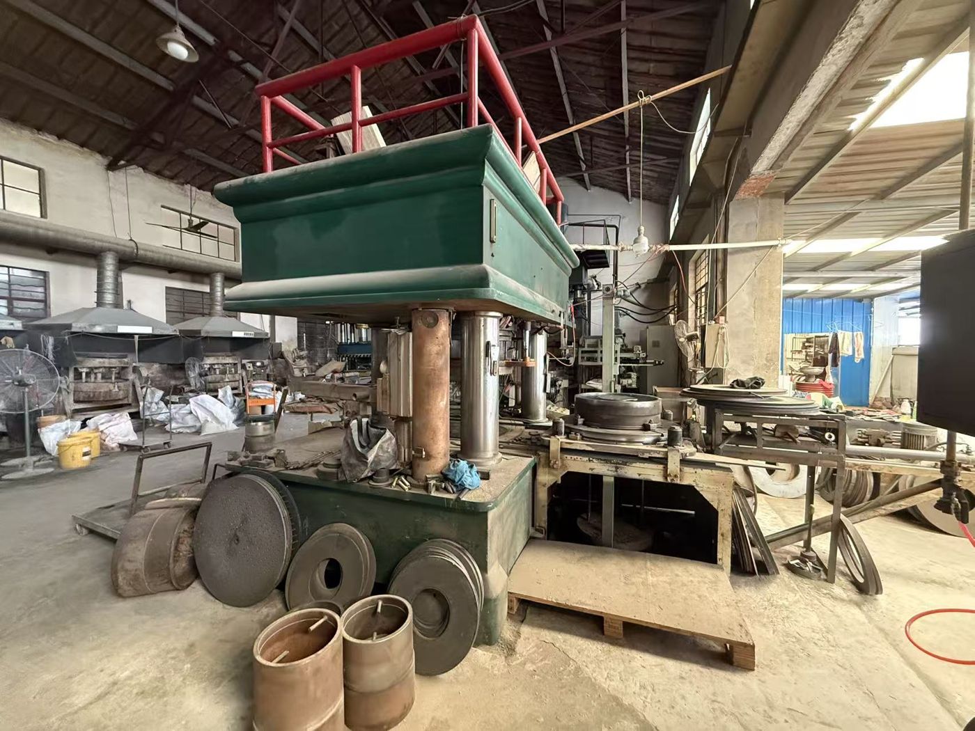 Hydraulic presses for forming wheels